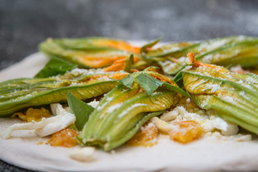 PIZZA - Provola, pomodorini gialli, fiori di zucca, colatura d'alici - Giovanni Improta (Al 22, Napoli)