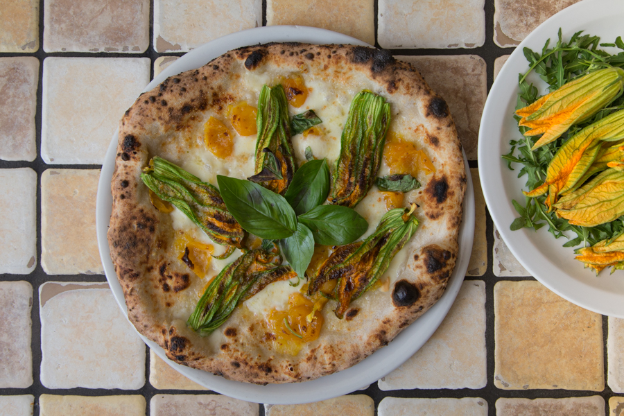 PIZZA - Provola, pomodorini gialli, fiori di zucca, colatura d'alici - Giovanni Improta (Al 22, Napoli)