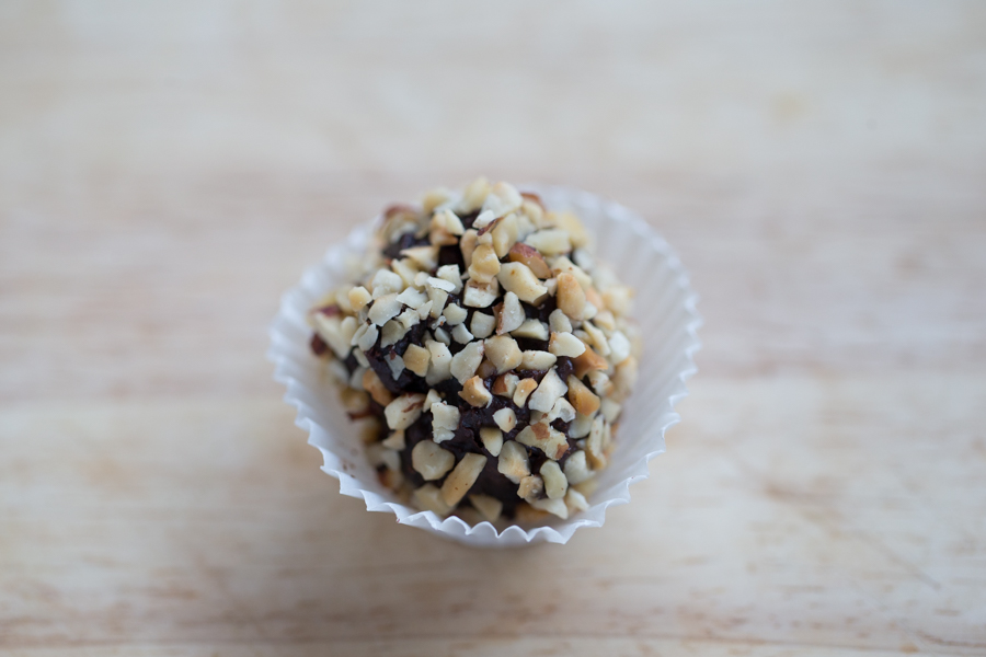 FOOD - praline al cioccolato ricoperte di granella di nocciola
