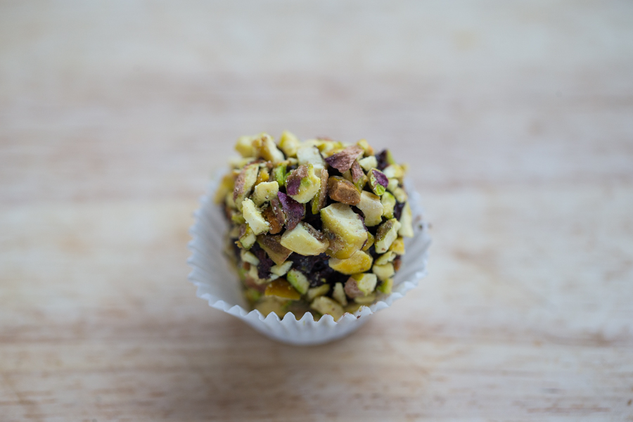 FOOD - praline al cioccolato ricoperte di pistacchi